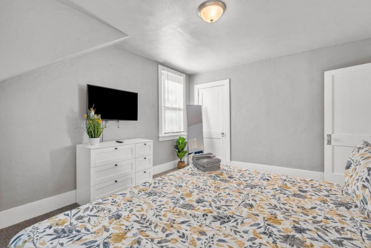 Brand New, Private Parking, Stylish 3bedroom House Holiday home Pittsburgh