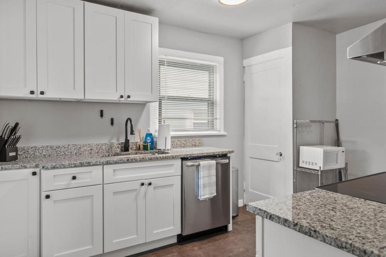 Brand New, Private Parking, Stylish 3bedroom House Holiday home Pittsburgh