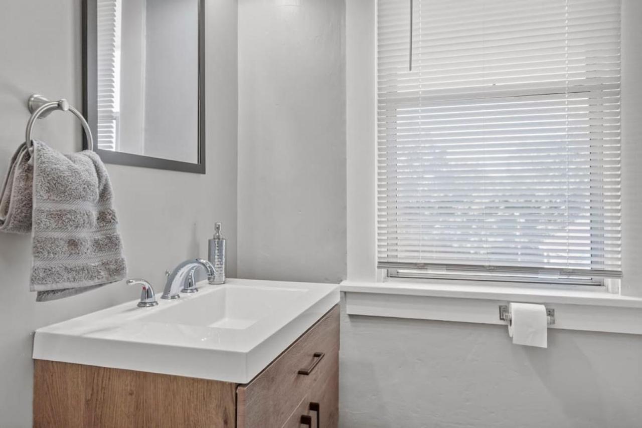 Brand New, Private Parking, Stylish 3bedroom House Holiday home Pittsburgh