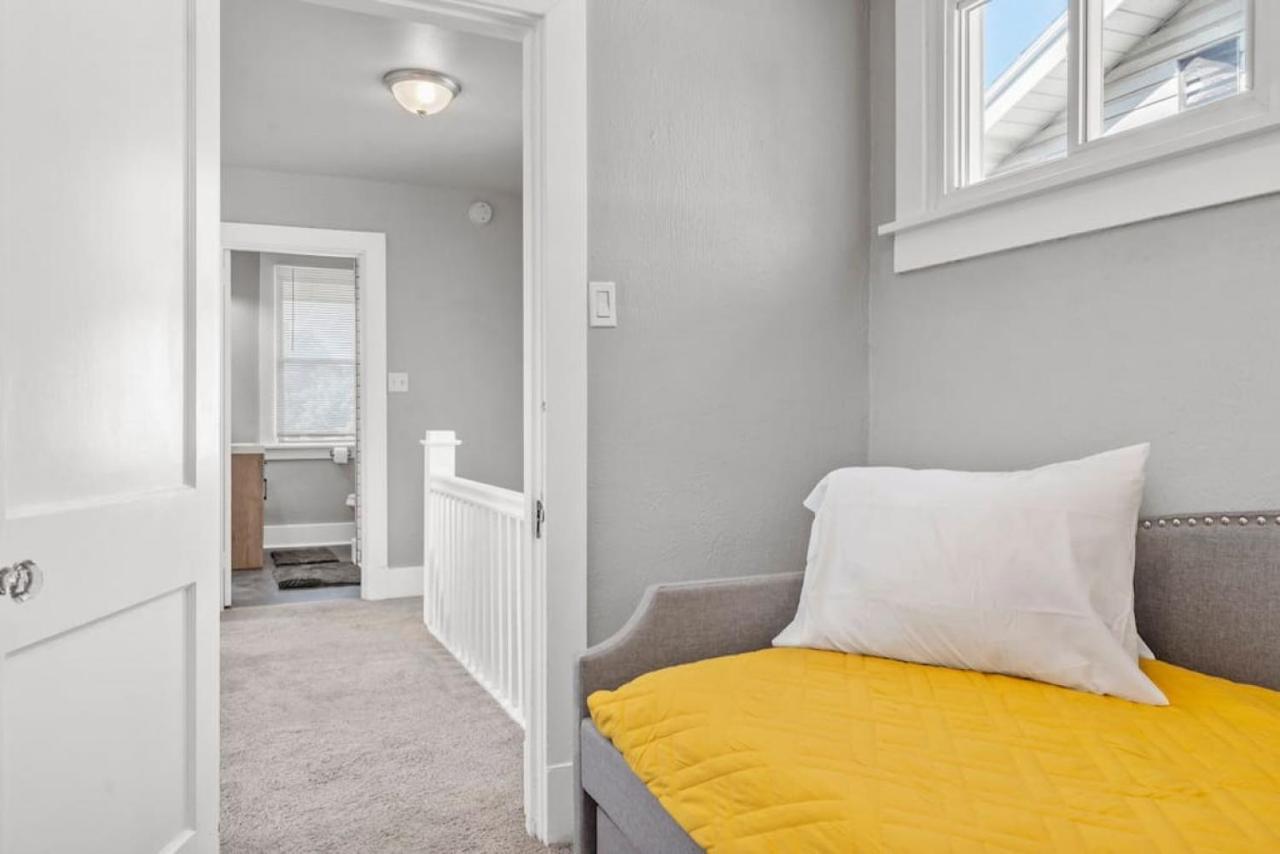 Brand New, Private Parking, Stylish 3bedroom House *