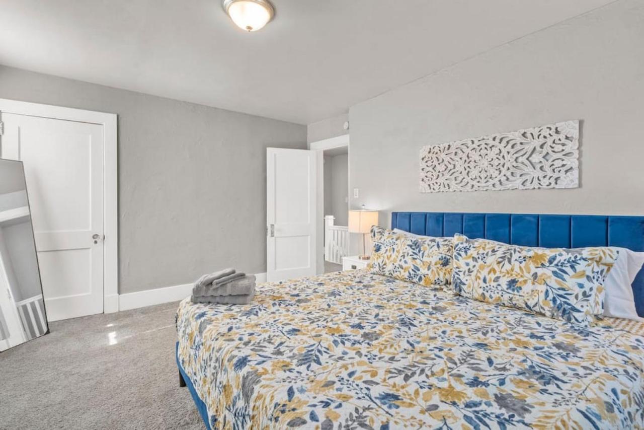 Brand New, Private Parking, Stylish 3bedroom House Сasa de vacaciones *