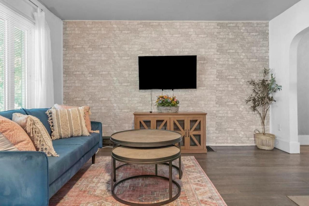 Brand New, Private Parking, Stylish 3bedroom House Сasa de vacaciones